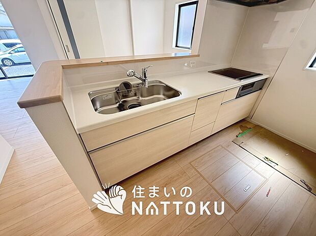 【現地写真（キッチン）】収納たっぷりのシステムキッチン、浄水器付水栓を標準装備しています。