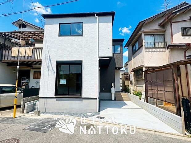 【現地写真(外観)】軽くて火災に強い屋根材を採用し、地震時の建物への負担や揺れを軽減しています。