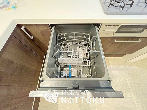 【食器洗い乾燥機】食後の時間にゆとりを与えてくれる食器洗い乾燥機。
操作ボタンも上面にあるので、腰をかがめずに操作ができラクラクです。
