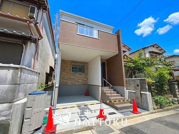 【現地写真（外観）】軽くて火災に強い屋根材を採用し、地震時の建物への負担や揺れを軽減しています。