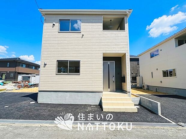 【現地写真(外観)【2号地】】軽くて火災に強い屋根材を採用し、地震時の建物への負担や揺れを軽減しています。