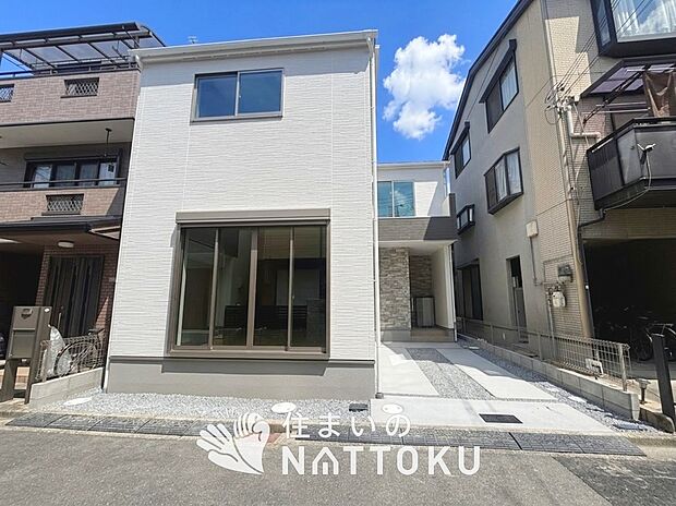 【現地写真（外観）】軽くて火災に強い屋根材を採用し、地震時の建物への負担や揺れを軽減しています。