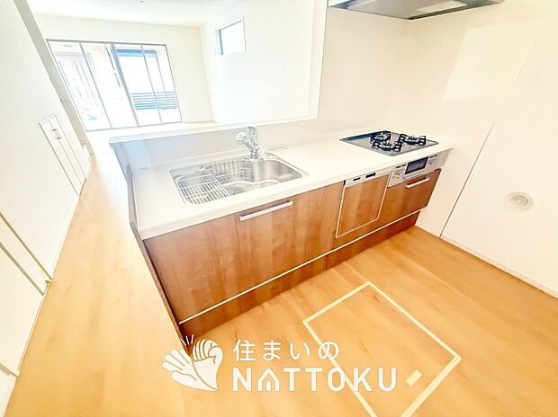 【現地写真（キッチン）】収納たっぷりのシステムキッチン、浄水器付水栓を標準装備しています。