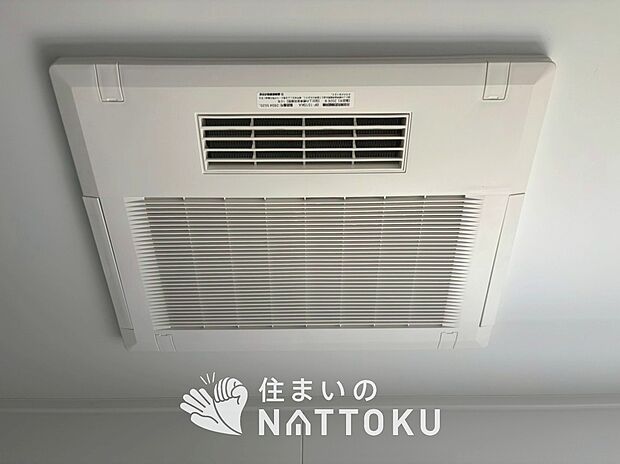 【電気式浴室暖房換気乾燥機】寒い冬場はあたたかく、暑い夏場は扇風機のような心地よさです。
雨の日は、浴室が衣類乾燥スペースになります。
