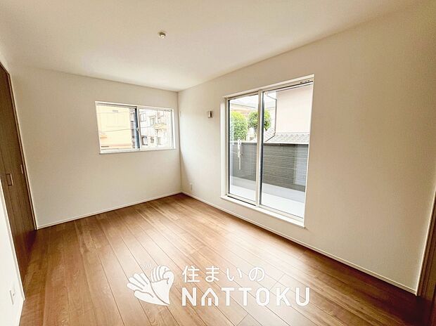 【現地写真（寝室）】木目の美しさを際立たせるシンプルデザインの建具を使用しています。