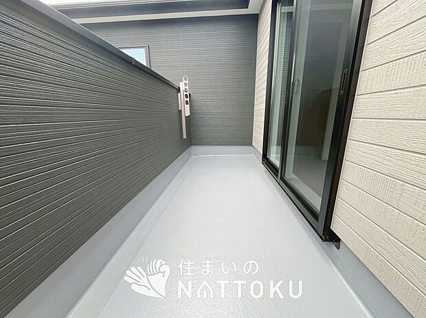 【バルコニー】奥行きが広く、洗濯物をゆったりと干せる十分な広さで、家族の洗濯も捗ります。