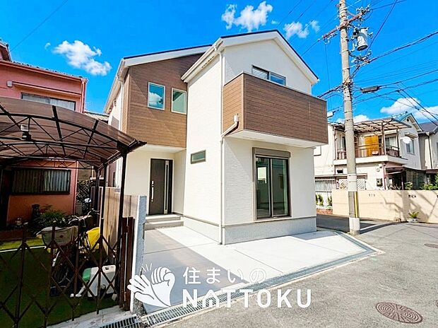 【現地写真（外観）】軽くて火災に強い屋根材を採用し、地震時の建物への負担や揺れを軽減しています。