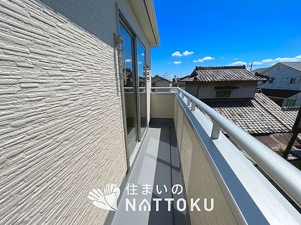 【バルコニー】奥行きが広く、洗濯物をゆったりと干せる十分な広さで、家族の洗濯も捗ります。