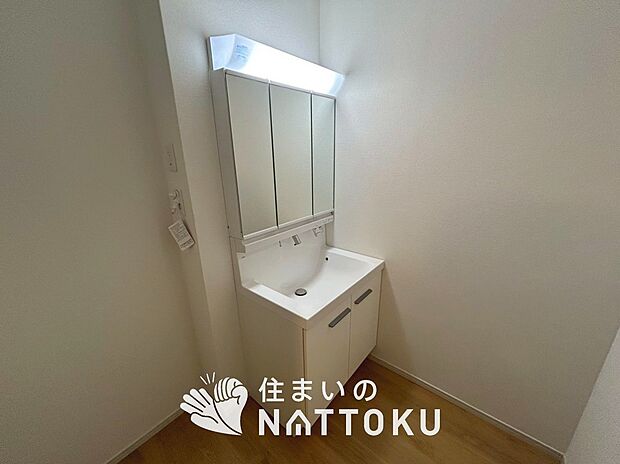 【洗面台・洗面所】鏡の両サイドは、必要なものを取出しやすく、大きな鏡面で朝の準備も快適。
使いやすいリフトアップ機能付きのシングルレバーシャワー水栓付です。
