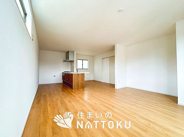 【現地写真（リビング）】フローリング材には、木目、色調など木材特有の風合いがあり、ナチュラルな美しさになっています。
