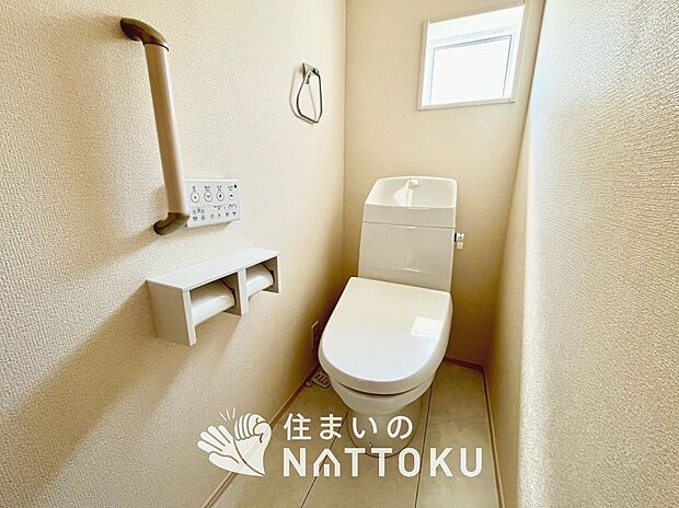 【トイレ】汚れてもサッとひと拭きでお手入れ簡単、エコ仕様の温水洗浄便座付きのトイレです。
バリアフリーにも配慮しています。

