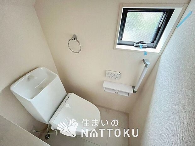 【トイレ】汚れてもサッとひと拭きでお手入れ簡単、エコ仕様の温水洗浄便座付きのトイレです。
バリアフリーにも配慮しています。
