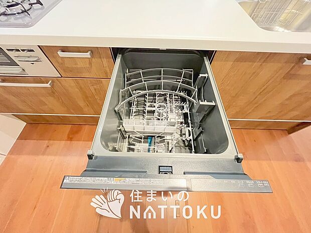 【食器洗い乾燥機】食後の時間にゆとりを与えてくれる食器洗い乾燥機。
操作ボタンも上面にあるので、腰をかがめずに操作ができラクラクです。
