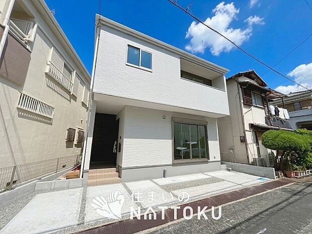 【現地写真（外観）】軽くて火災に強い屋根材を採用し、地震時の建物への負担や揺れを軽減しています。