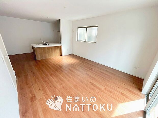 【現地写真（リビング）】フローリング材には、木目、色調など木材特有の風合いがあり、ナチュラルな美しさになっています。