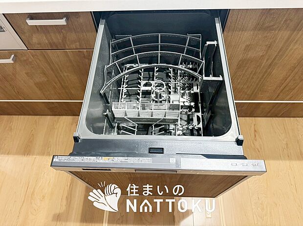 【食器洗い乾燥機】食後の時間にゆとりを与えてくれる食器洗い乾燥機。
操作ボタンも上面にあるので、腰をかがめずに操作ができラクラクです。
