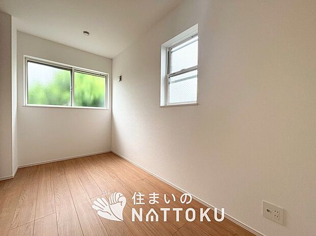 【現地写真（洋室）】木目の美しさを際立たせるシンプルデザインの建具を使用しています。