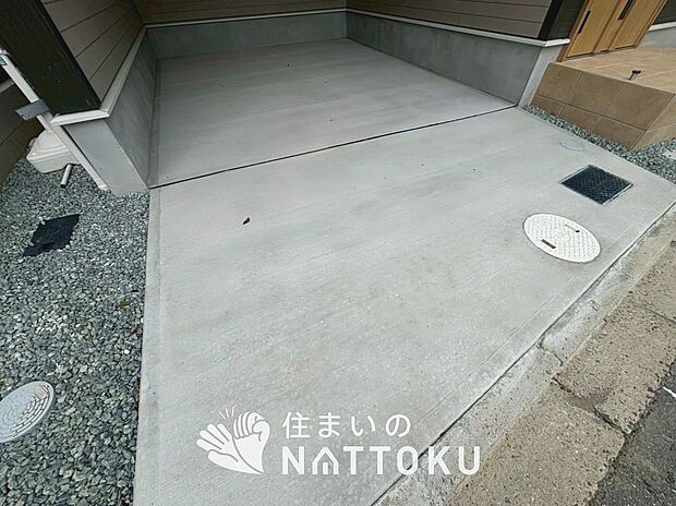 【現地写真（駐車場）】駐車スペースが広く、運転が苦手な方も安心です。