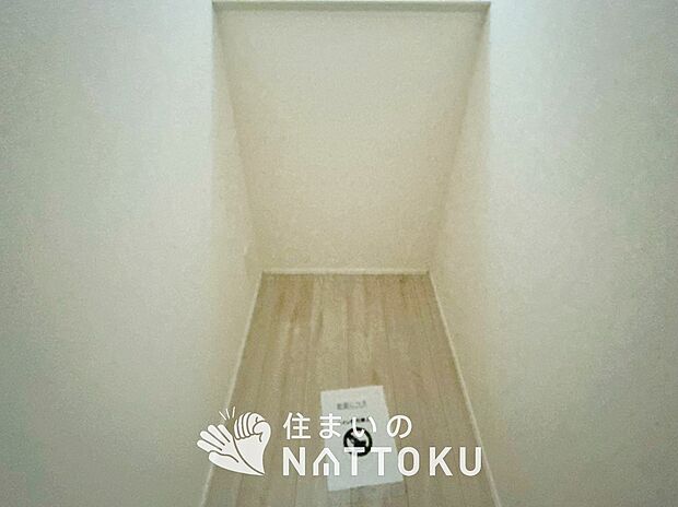 【トイレ】汚れてもサッとひと拭きでお手入れ簡単、エコ仕様の温水洗浄便座付きのトイレです。
バリアフリーにも配慮しています。
