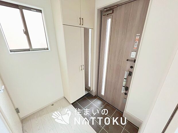 【現地写真（玄関）】玄関には、大型のシューズ収納を設置しています。