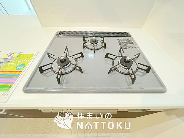 【ビルトインコンロ】フラットな構造で清掃性が高く、過熱防止センサー付３口タイプで日頃の家事も快適です。