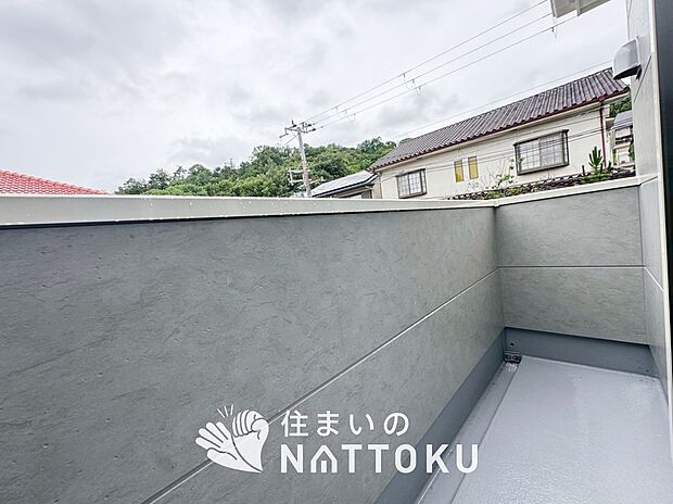 【バルコニー】奥行きが広く、洗濯物をゆったりと干せる十分な広さで、家族の洗濯も捗ります。