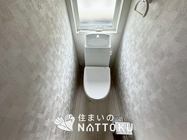 【トイレ】汚れてもサッとひと拭きでお手入れ簡単、エコ仕様の温水洗浄便座付きのトイレです。
バリアフリーにも配慮しています。
