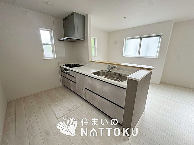 【現地写真（キッチン）】収納たっぷりのシステムキッチン、浄水器付水栓を標準装備しています。
