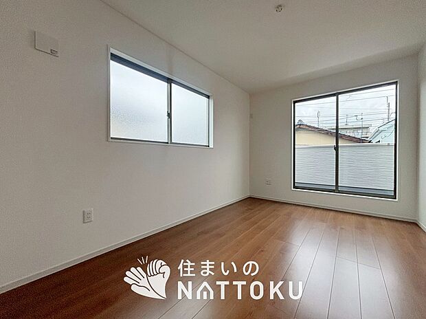 【現地写真(寝室)】木目の美しさを際立たせるシンプルデザインの建具を使用しています。