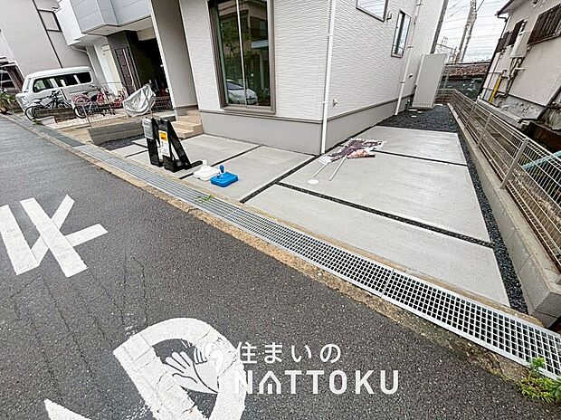 【現地写真(駐車場)】駐車スペースが広く、運転が苦手な方も安心です。