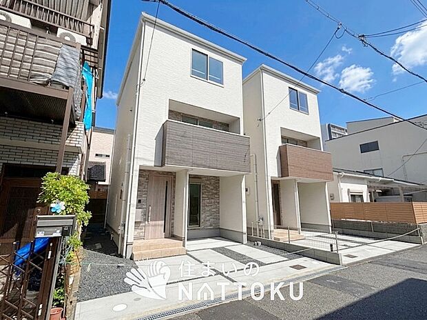 【現地写真（街並み）】雨で汚れを落とし、耐久性・耐候性に優れた外壁を使用しています。