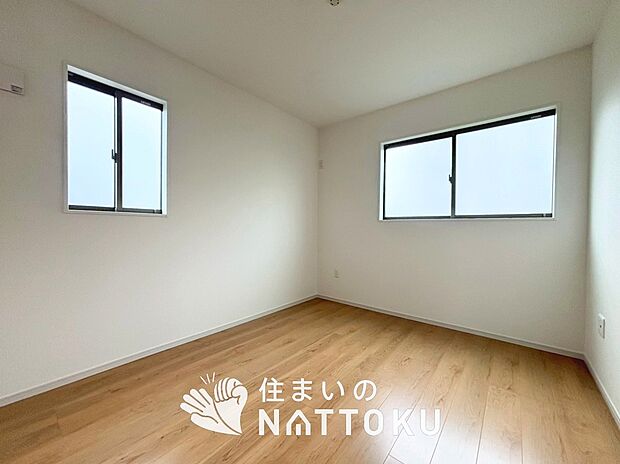 【現地写真(洋室)】木目の美しさを際立たせるシンプルデザインの建具を使用しています。