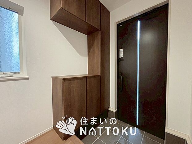 【現地写真(玄関)】玄関には、大型のシューズ収納を設置しています。