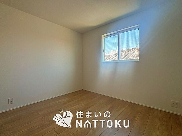 【現地写真（洋室）】木目の美しさを際立たせるシンプルデザインの建具を使用しています。