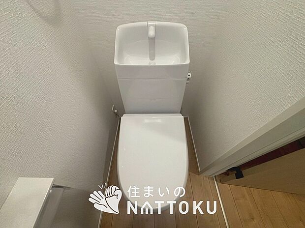 【トイレ】汚れてもサッとひと拭きでお手入れ簡単、エコ仕様の温水洗浄便座付きのトイレです。
バリアフリーにも配慮しています。
