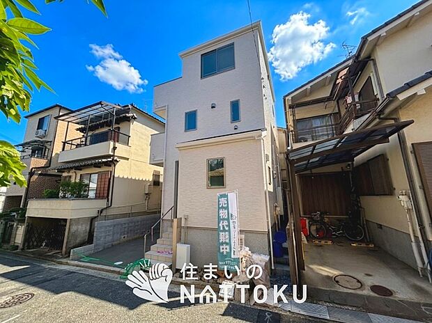 【現地写真（外観）】雨で汚れを落とし、耐久性・耐候性に優れた外壁を使用しています。