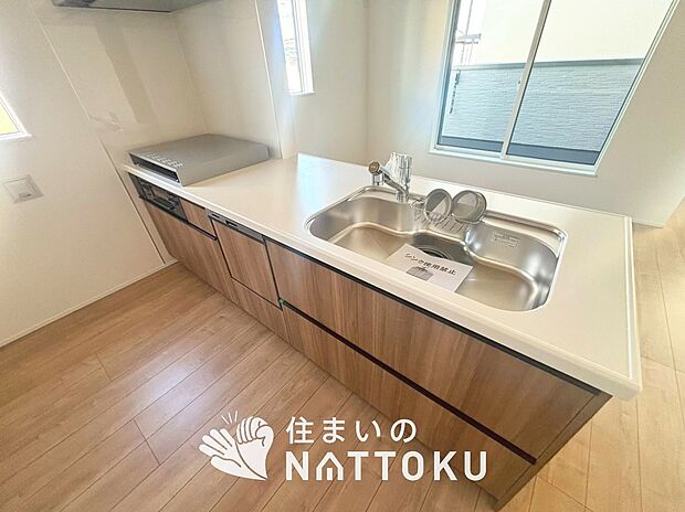 【現地写真（キッチン）】収納たっぷりのシステムキッチン、浄水器付水栓を標準装備しています。