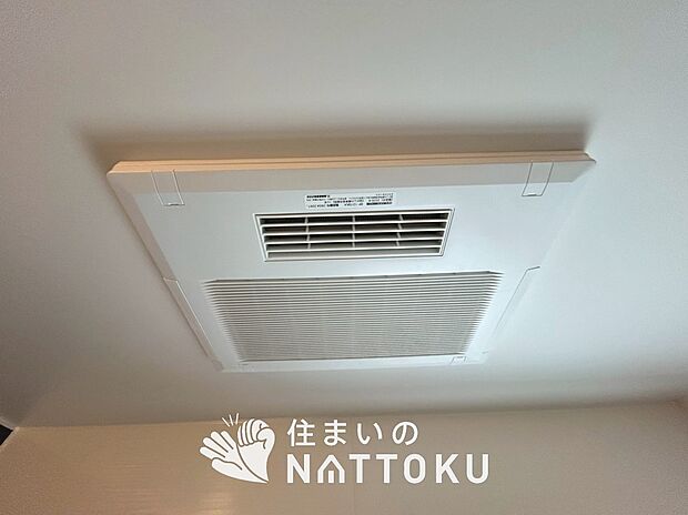 【電気式浴室暖房換気乾燥機】寒い冬場はあたたかく、暑い夏場は扇風機のような心地よさです。
雨の日は、浴室が衣類乾燥スペースになります。
