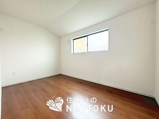 【現地写真（洋室）】木目の美しさを際立たせるシンプルデザインの建具を使用しています。