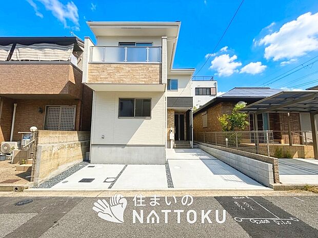 【現地写真（外観）】軽くて火災に強い屋根材を採用し、地震時の建物への負担や揺れを軽減しています。