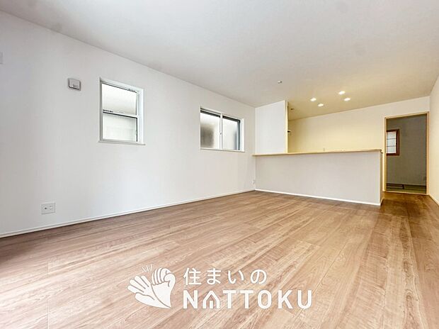【現地写真(リビング)】フローリング材には、木目、色調など木材特有の風合いがあり、ナチュラルな美しさになっています。