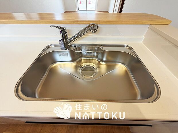 【浄水器内臓ハンドシャワー付シンク】広々とした凸型シンクに洗剤ポケットを標準装備。すっきり収納できます。
また、蛇口の先端に浄水器を内蔵しているため場所をとりません。