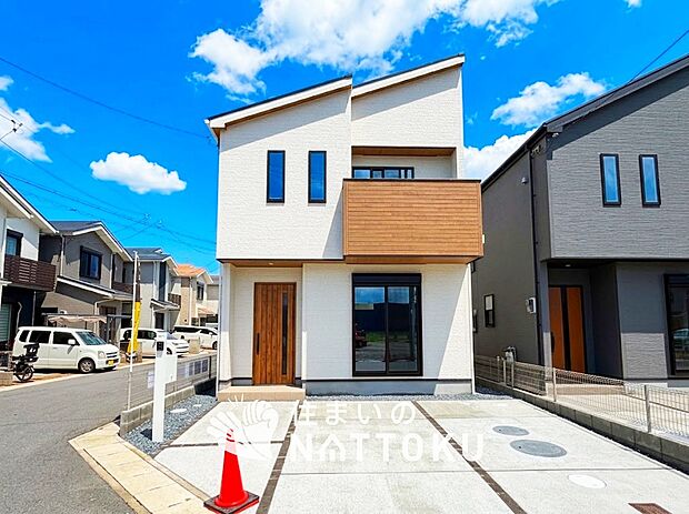 【現地写真(外観)【1号地】】軽くて火災に強い屋根材を採用し、地震時の建物への負担や揺れを軽減しています。