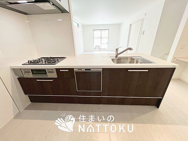 【現地写真(キッチン)】収納たっぷりのシステムキッチン、浄水器付水栓を標準装備しています。