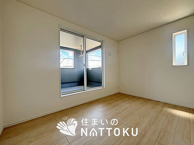 【現地写真(寝室)】木目の美しさを際立たせるシンプルデザインの建具を使用しています。