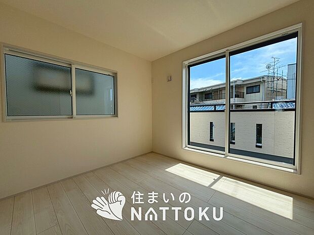 【現地写真(寝室)】木目の美しさを際立たせるシンプルデザインの建具を使用しています。