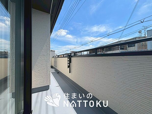 【バルコニー】奥行きが広く、洗濯物をゆったりと干せる十分な広さで、家族の洗濯も捗ります。