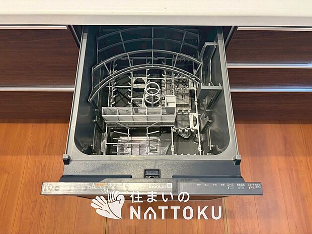 【食器洗い乾燥機】食後の時間にゆとりを与えてくれる食器洗い乾燥機。
操作ボタンも上面にあるので、腰をかがめずに操作ができラクラクです。