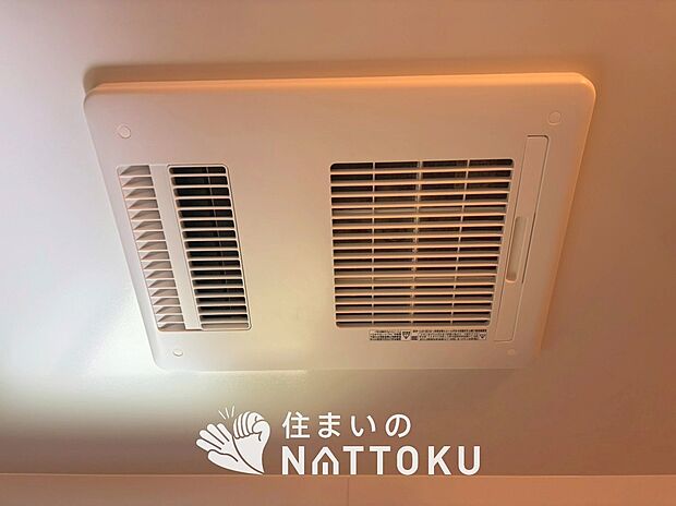 【浴室暖房換気乾燥機】入浴後の水滴や湿気を排出し、カビの発生や臭いを抑制します。
雨の日の洗濯物にも効果的です。
