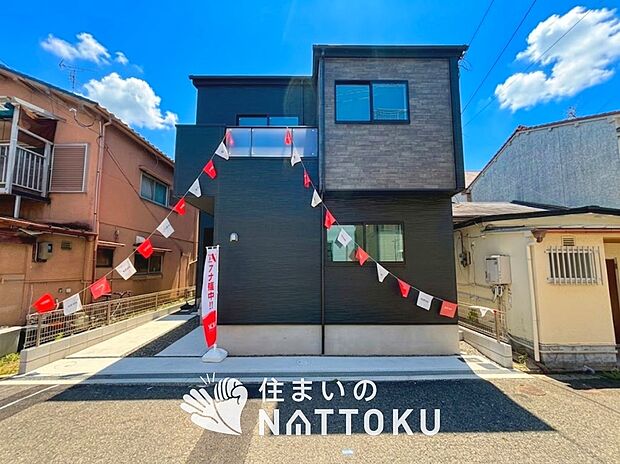 【現地写真（外観）】軽くて火災に強い屋根材を採用し、地震時の建物への負担や揺れを軽減しています。